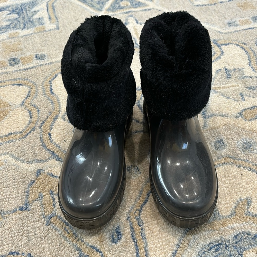 UGG BOOTS SIZE 7